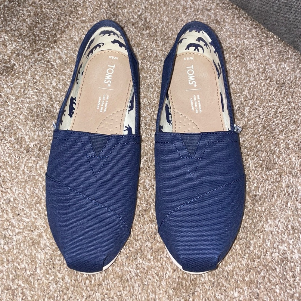TOMS Women's Navy Canvas Classic Slip- On flats.